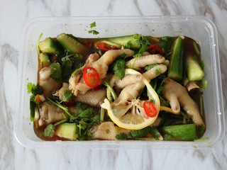 12、≈酸辣泡爪≈,最后放上柠檬片，再加入凉开水至可以浸泡到所有食材，搅拌均匀，这时可以用筷子尝尝汤汁的味道，调整调料的用量