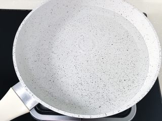 2、油炸蘑菇,锅里放入适量清水