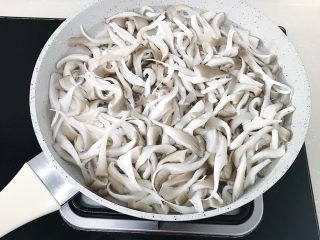 3、油炸蘑菇,放入平菇