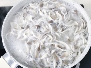 4、油炸蘑菇,焯熟