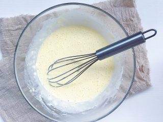 11、油炸蘑菇,搅拌均匀（面糊不能太稀 需要浓稠一些 才能将平菇挂糊）