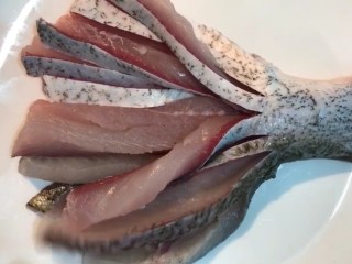 1、糖醋鲫鱼尾,鱼尾去骨改刀切成条不要切断