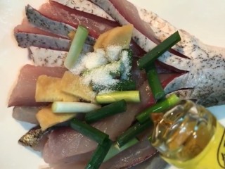 2、糖醋鲫鱼尾,放入葱姜，盐，料酒抓拌均匀腌制五分钟