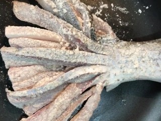 3、糖醋鲫鱼尾,均匀的拍上干玉米淀粉