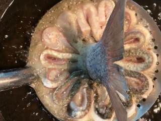 4、糖醋鲫鱼尾,摆入肉勺中，油温七成热下锅炸