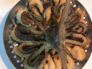 5、糖醋鲫鱼尾,炸至金黄捞出控油