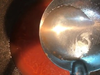 6、糖醋鲫鱼尾,锅留底油放入番茄酱，清水，白糖，白醋