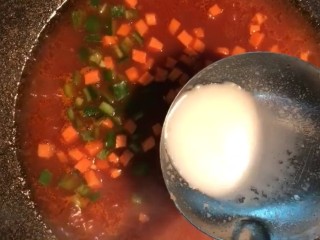 7、糖醋鲫鱼尾,胡萝卜，青椒丁，煮开水淀粉勾一个芡汁