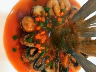 8、糖醋鲫鱼尾,琳在鱼身上即可
