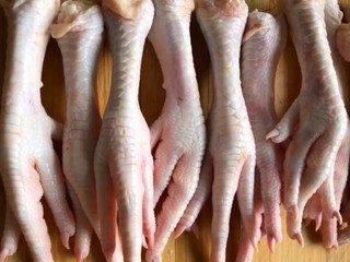 1、红烧虎皮凤爪,准备鸡爪洗净