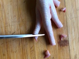 2、红烧虎皮凤爪,剪去指尖