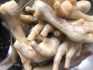 3、红烧虎皮凤爪,下入锅中烫一分钟捞出