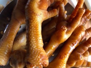 4、红烧虎皮凤爪,鸡爪表面抹上一层老抽