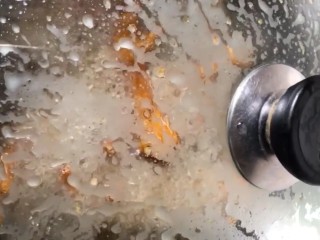 5、红烧虎皮凤爪,油温六成热下入锅中炸，盖上锅盖