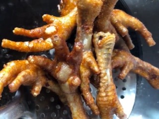 6、红烧虎皮凤爪,炸至虎皮壮捞出