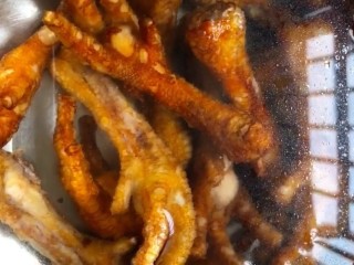 7、红烧虎皮凤爪,放入清水中浸泡二十分钟