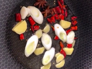 8、红烧虎皮凤爪,锅放油下入葱姜，八角，干辣椒炒香