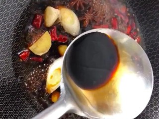 9、红烧虎皮凤爪,下入耗油，生抽，红烧酱油