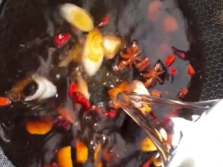 10、红烧虎皮凤爪,料炒香后加入一碗水