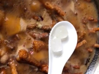 11、红烧虎皮凤爪,放入鸡爪，加盐，鸡精，冰糖，小火煮十五分钟