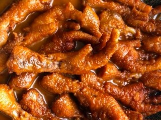 12、红烧虎皮凤爪,煮至入味，最后大火收汁