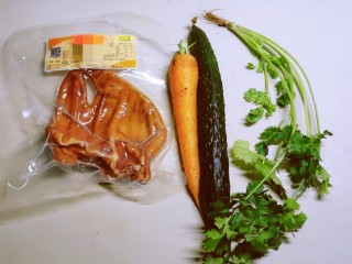 1、凉拌猪耳朵,食材准备好