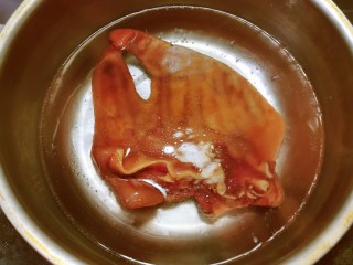 2、凉拌猪耳朵,猪耳朵从真空袋子里取出 放入开水中汆烫 