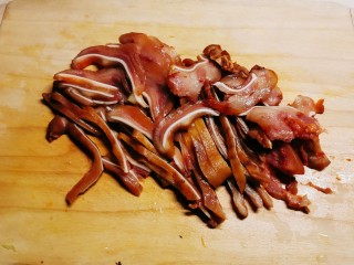 3、凉拌猪耳朵,捞出切丝