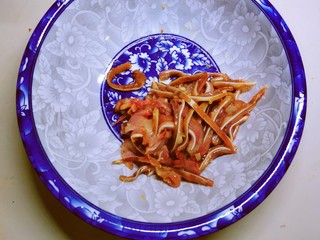 4、凉拌猪耳朵,切好放到拌菜碗里