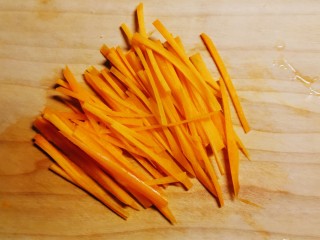 5、凉拌猪耳朵,红萝卜去皮切丝