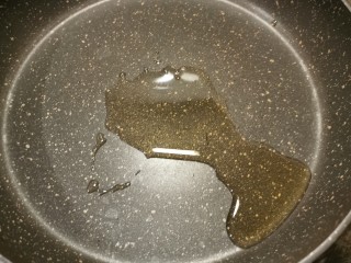 6、凉拌猪耳朵,起油锅 加热