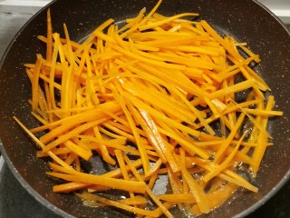 7、凉拌猪耳朵,放入胡萝卜丝 炒熟