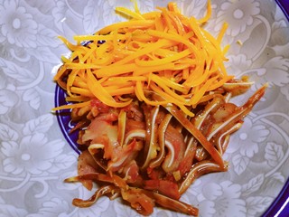 8、凉拌猪耳朵,放到拌菜碗里