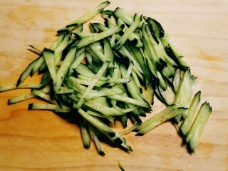 9、凉拌猪耳朵,黄瓜切丝