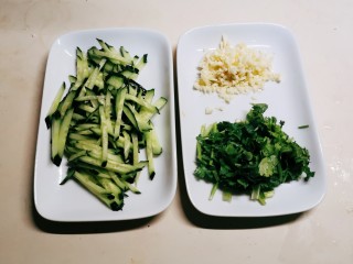 10、凉拌猪耳朵,香菜切小段 蒜切碎