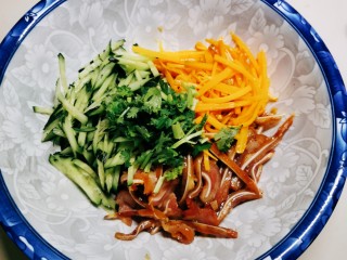 12、凉拌猪耳朵,放入香菜