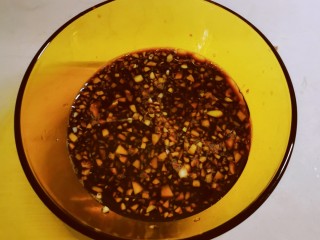 13、凉拌猪耳朵,取一小碗 放入蒜碎 生抽 醋 芝麻油 鸡汁 拌匀备用