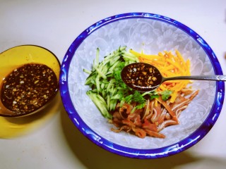 14、凉拌猪耳朵,浇上调好的料汁