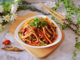 16、凉拌猪耳朵,装盘食用 来杯啤酒爽歪歪了。