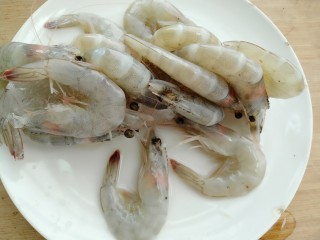 1、鲜虾滑蛋炒碗豆,准备基围虾