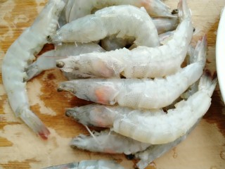 2、鲜虾滑蛋炒碗豆,剪去虾须