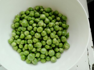 5、鲜虾滑蛋炒碗豆,准备碗豆