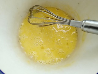 7、鲜虾滑蛋炒碗豆,加入少许盐打散