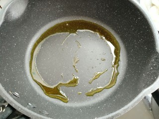 8、鲜虾滑蛋炒碗豆,热锅烧油