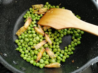 11、鲜虾滑蛋炒碗豆,放入碗豆炒至断生