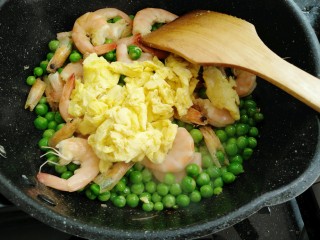 13、鲜虾滑蛋炒碗豆,放入鸡蛋翻炒