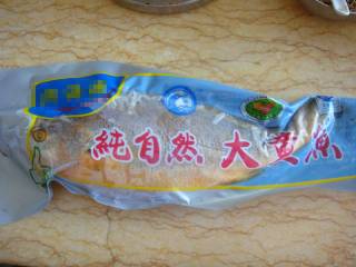 1、清蒸黄鱼,准备食材