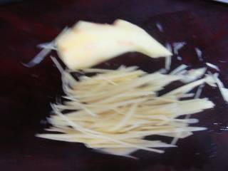 5、清蒸黄鱼,准备生姜丝