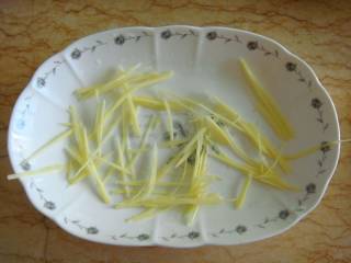 6、清蒸黄鱼,把一部分生姜丝放入盆底