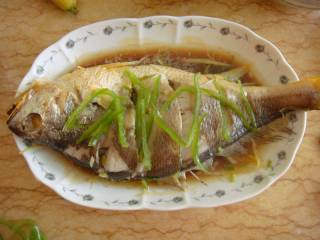 9、清蒸黄鱼,再把青椒丝加入，加入鲜酱油或者蒸鱼豉油